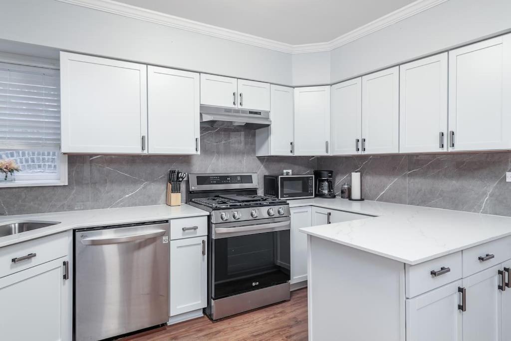 Beautiful Remodeled Penthouse Unit In Old Town Villa Chicago Eksteriør billede